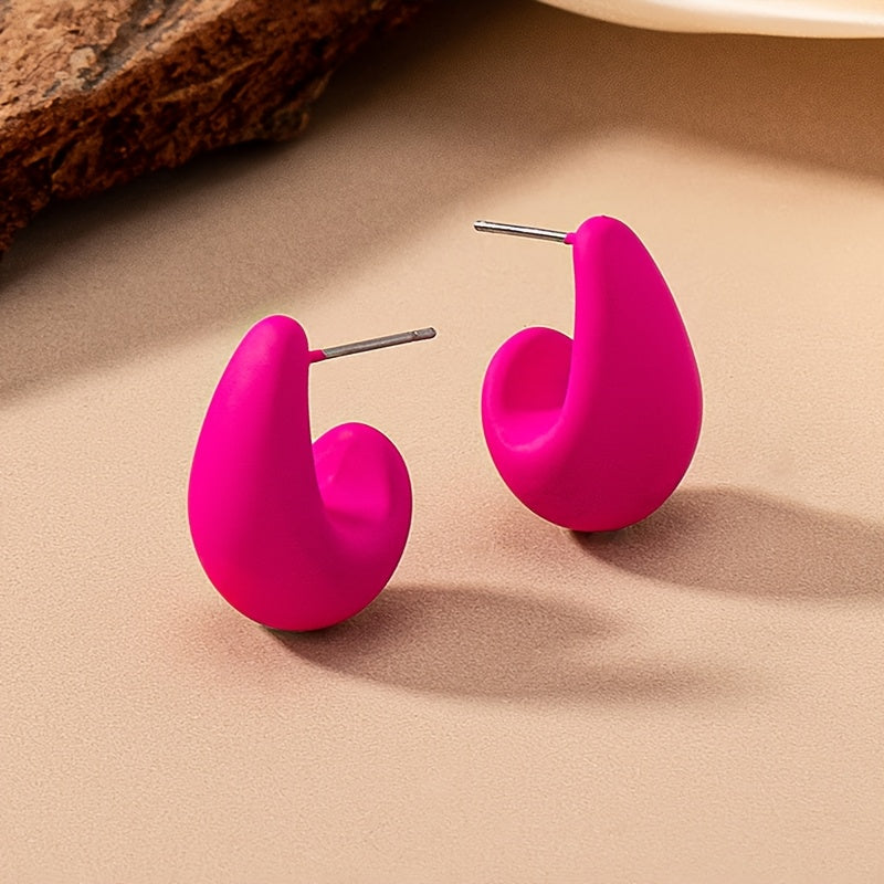 Pendientes minimalistas dorados en forma de C escultórica