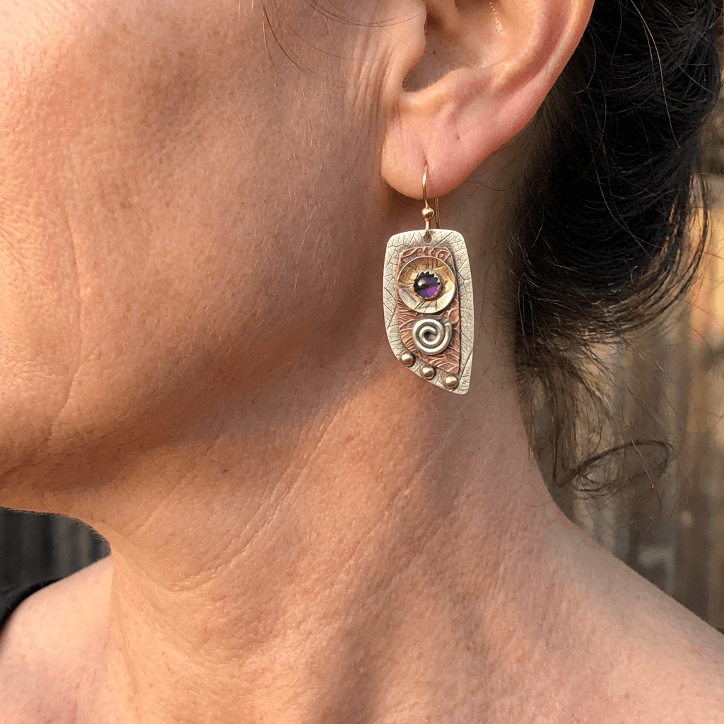 Pendientes colgantes artesanales de amatista en metales mixtos