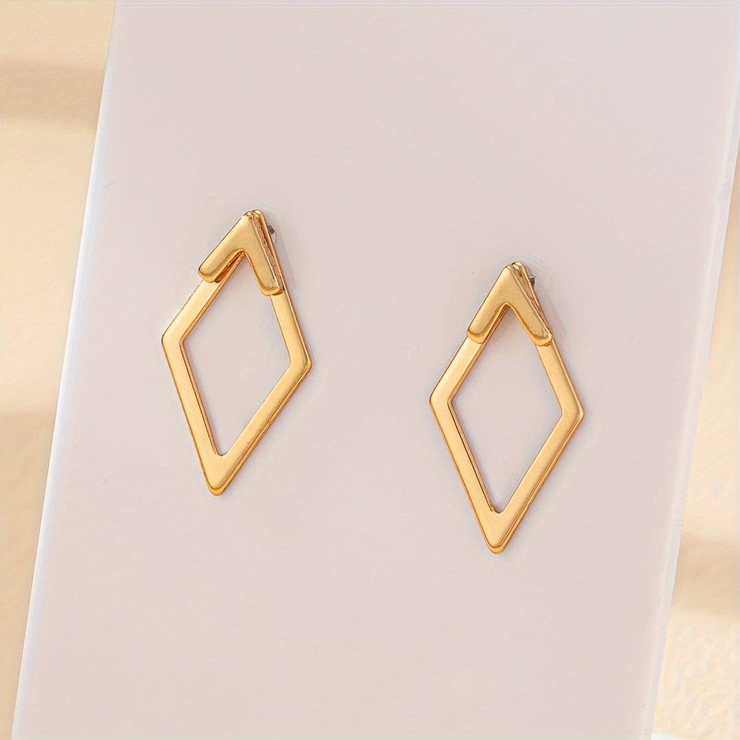 Pendientes geométricos chapados en oro con recortes