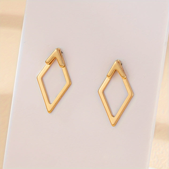 Pendientes geométricos chapados en oro con recortes