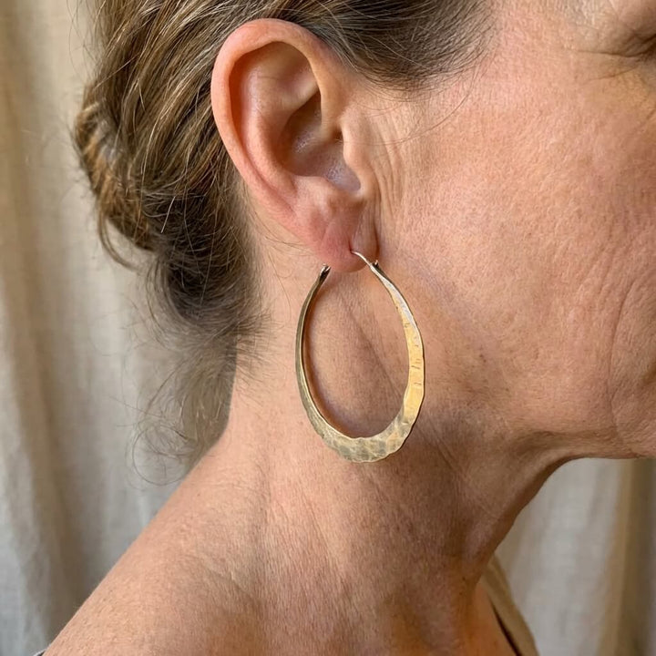 Pendientes vintage de aro martillado tono dorado
