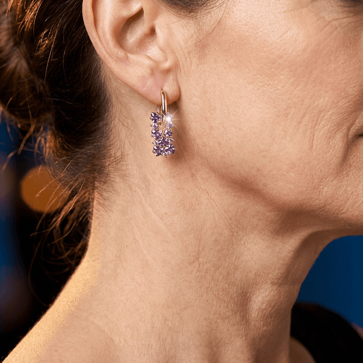 Pendientes de aro chapados en oro con circonita púrpura elegantes  