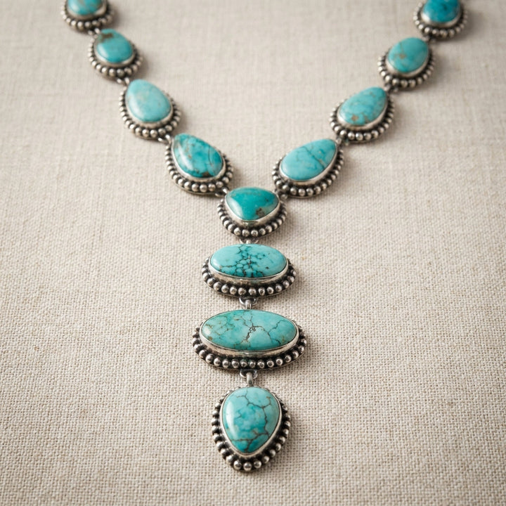 Collar y pendientes vintage elegantes con turquesa llamativa