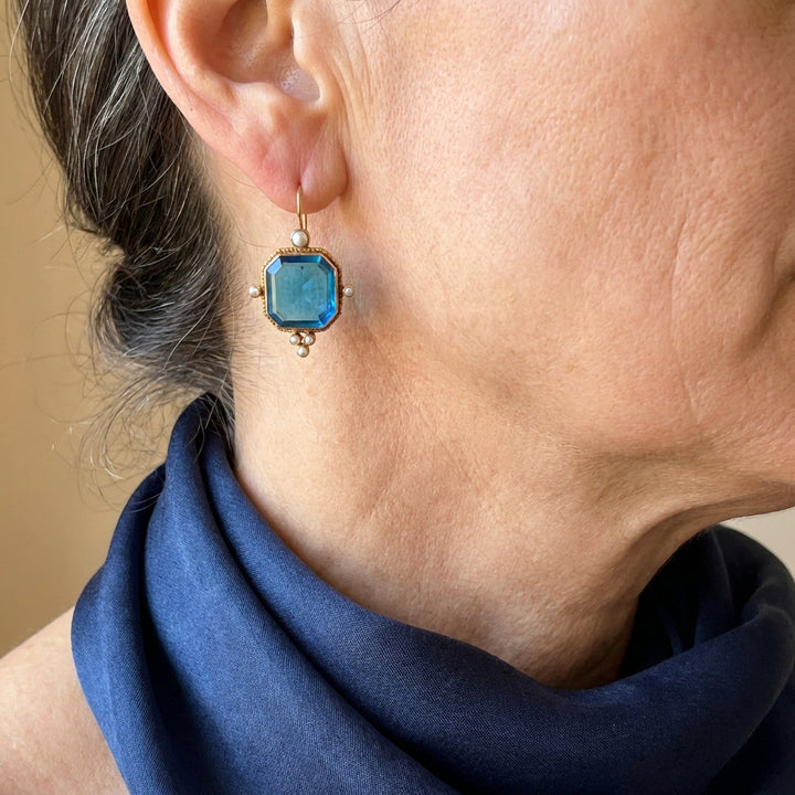 Pendientes colgantes vintage con acentos de cristal azul y flor de lis