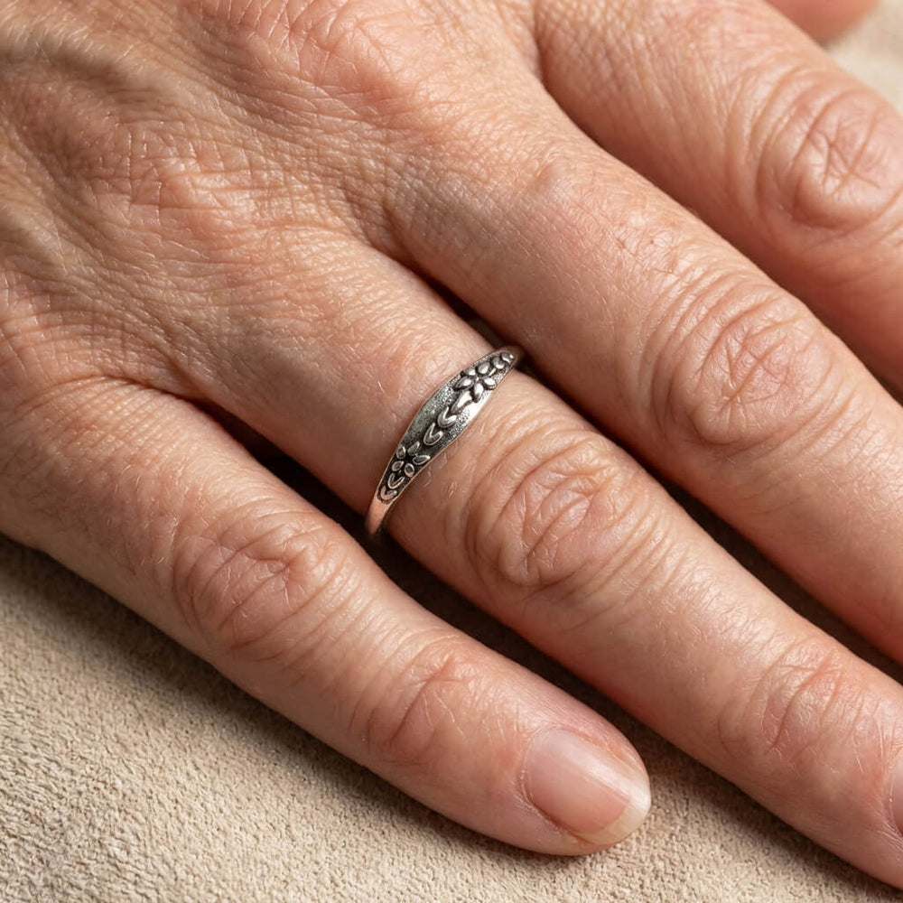 Vintage Carved Plant Flower Decorated Ring