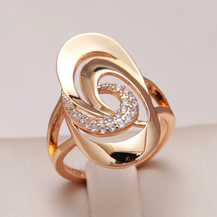 Elegant zirconia and gold ring