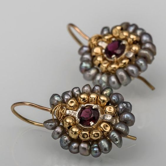 Pendientes elegantes vintage de oro y piedra gris  