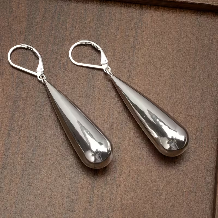 Pendientes colgantes dorados en forma de lágrima