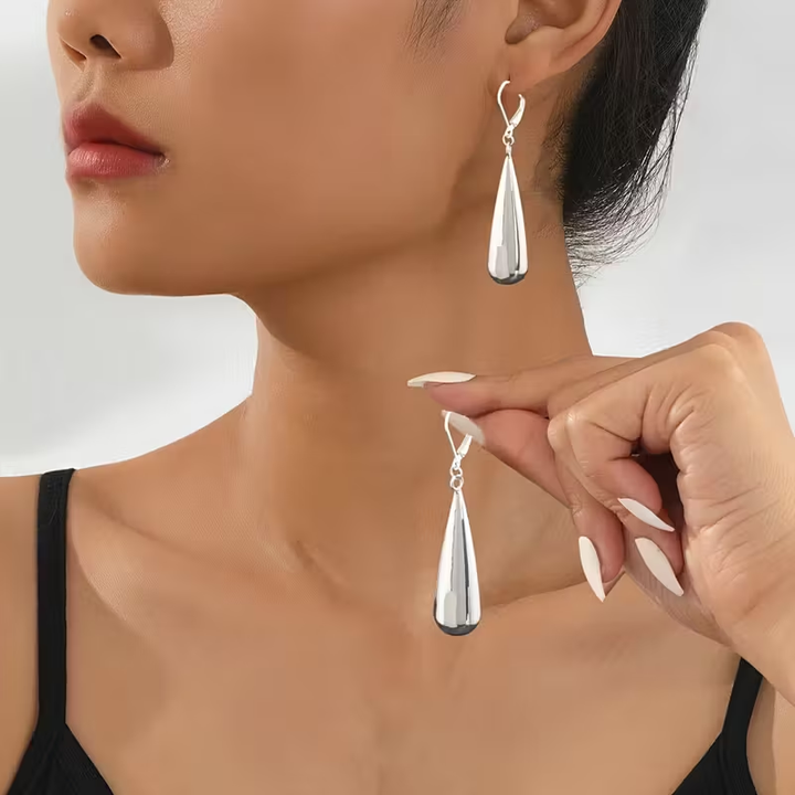 Pendientes colgantes dorados en forma de lágrima