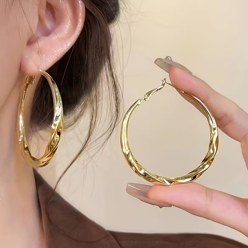 Pendientes grandes de aro dorados y elegantes