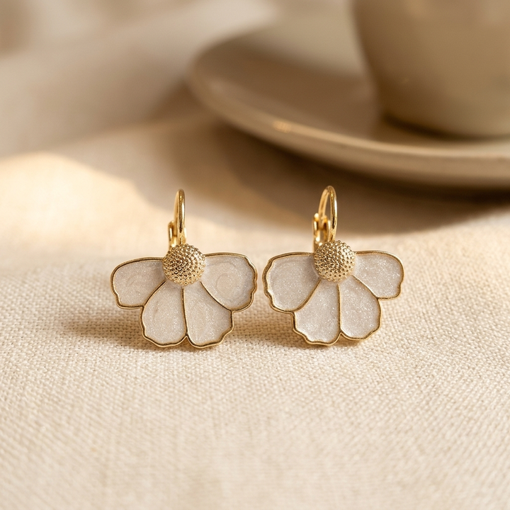 Pendientes colgantes elegantes con flor de cuatro pétalos esmaltada