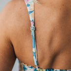 Vestido longo floral com corpete franzido e alças ajustáveis