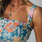 Vestido longo floral com corpete franzido e alças ajustáveis