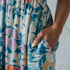 Vestido longo floral com corpete franzido e alças ajustáveis